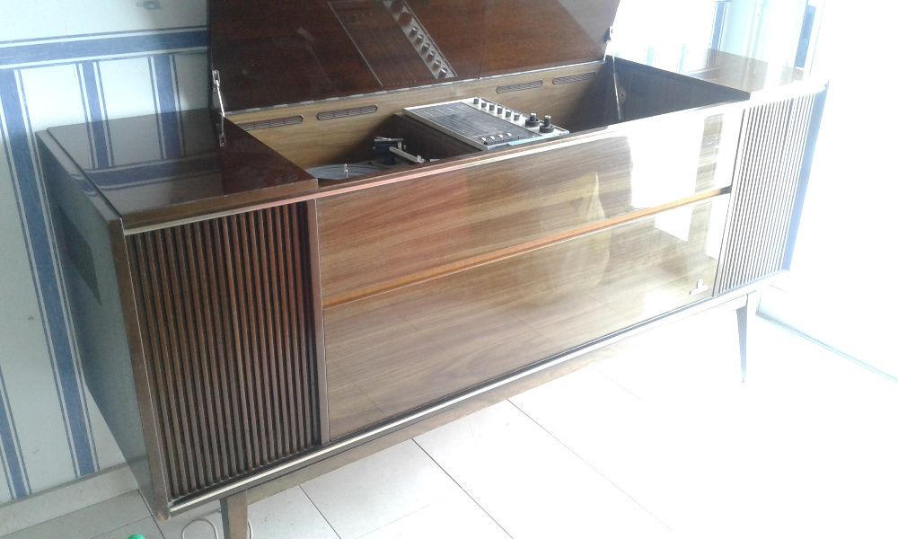 Móvel gira discos Grundig vintage