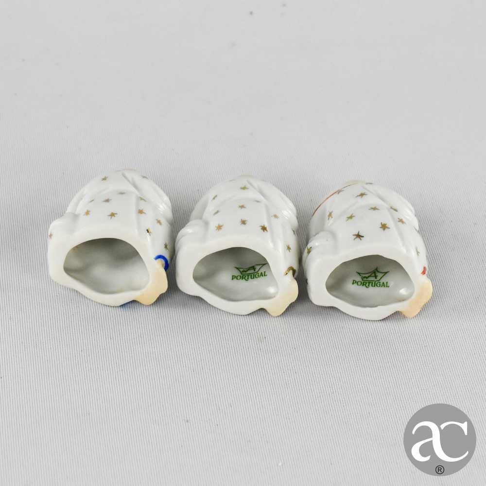 Conjunto de 3 pequenos budas em porcelana Artibus