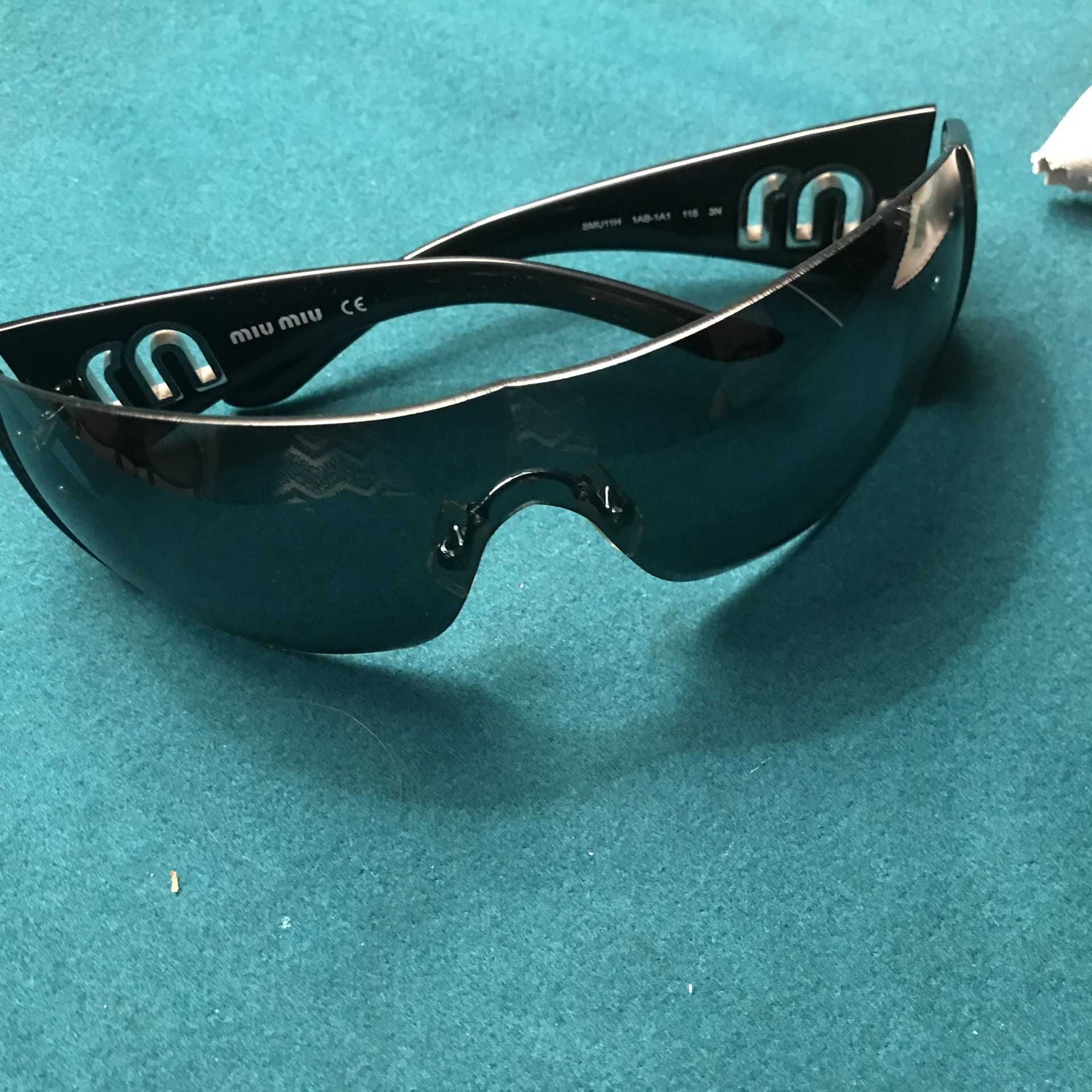 Óculos de Sol de marca italiana Miu Miu