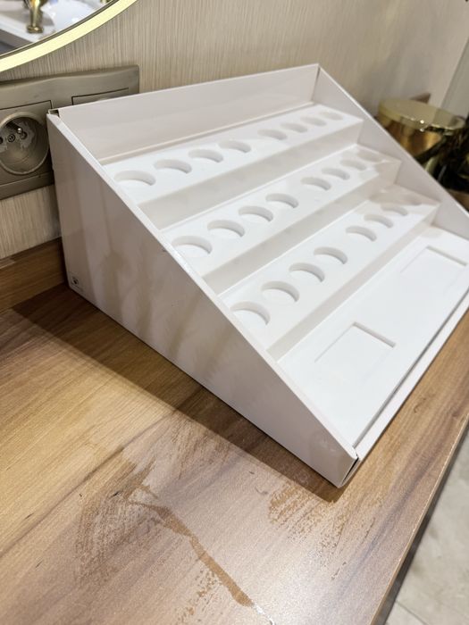 Stojak na lakiery / parfumy.