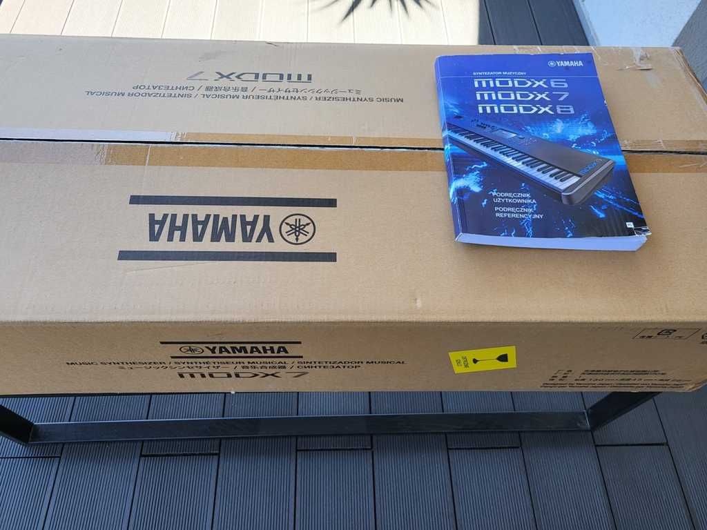 Yamaha MODX7 + pokrowiec
