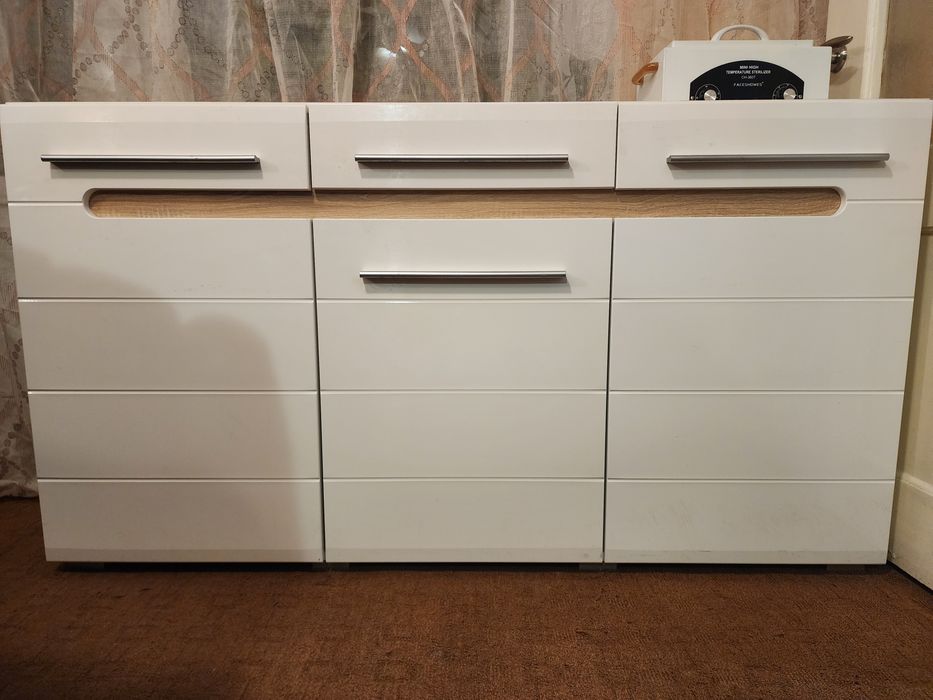 Продам стол для маникюра. В комплекте к нему комод.