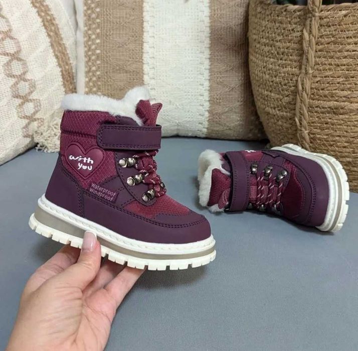 Зимові теплі чоботи для дівчинки мають LED підсвітку підошви