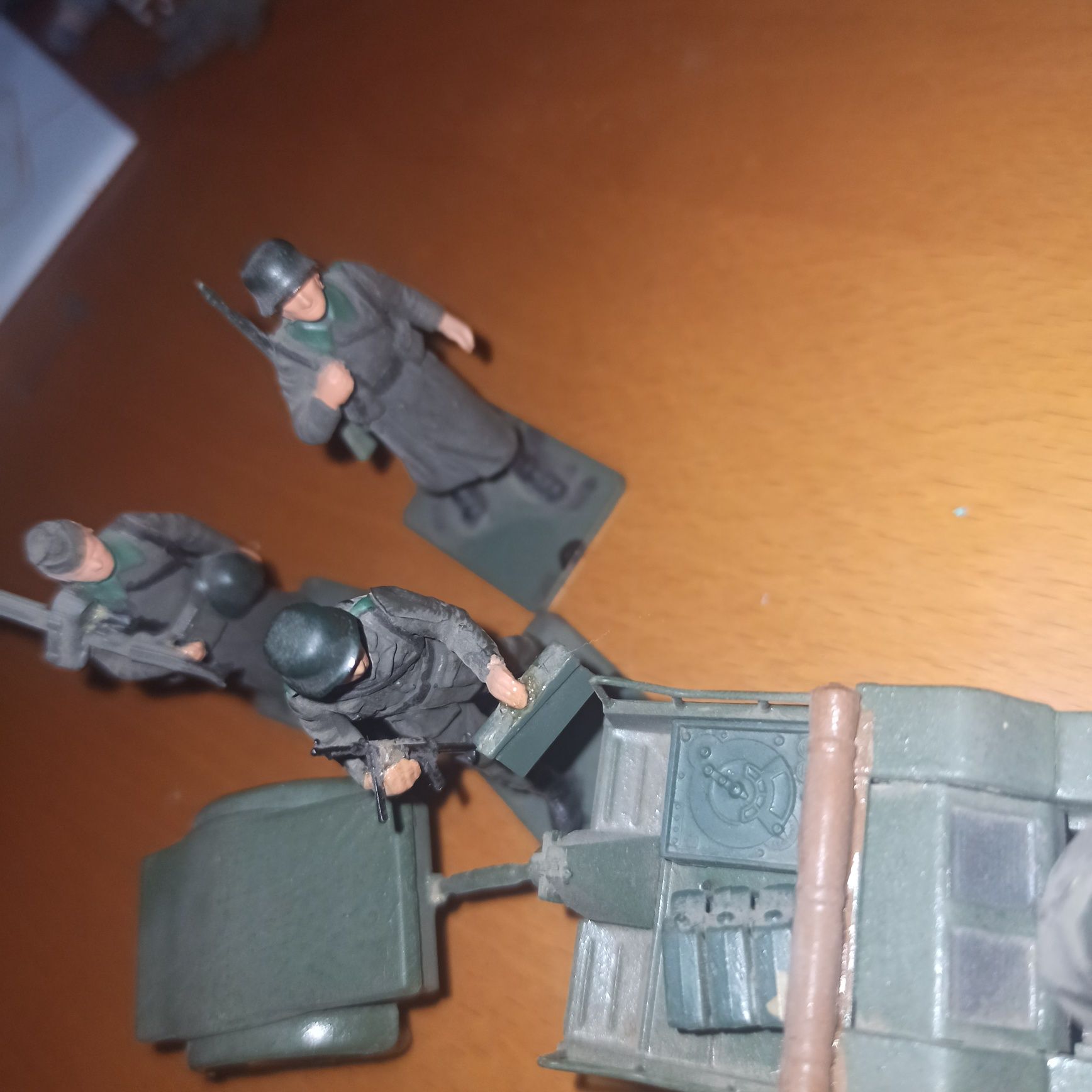 Sd.Kfz.2 Kettenkraftrad 1:35 model  kierowca i 3 szkopów