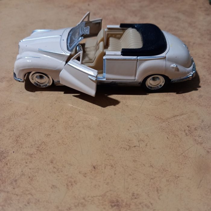 Машинка металлическая,  1:32, Китай,деф, и1