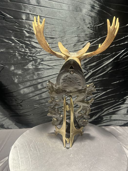 Zawieszka ścienna – łoś wśród liści dębu –  haczyk w stylu myśliwskim