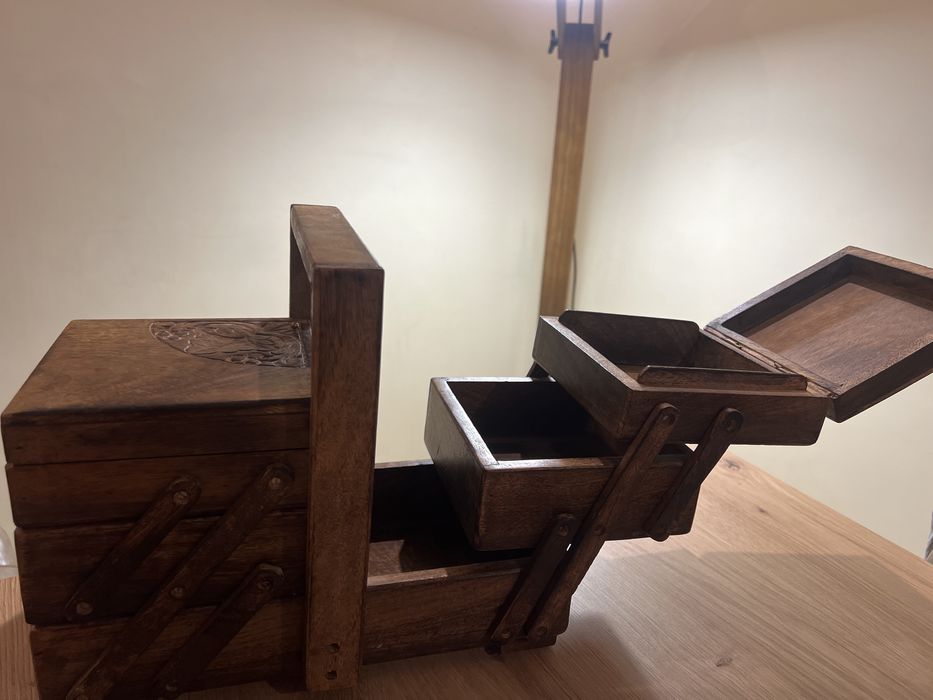 Caixa de costura vintage em madeira — peça artesanal articulada