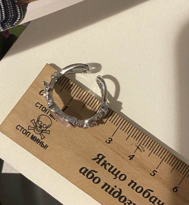 Каблучка з родевим каменем у вигляді серця