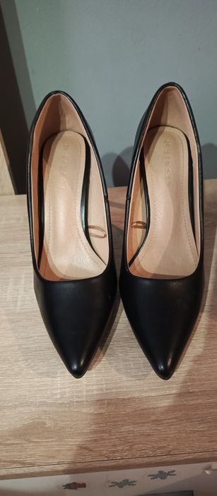 Czarne eleganckie buty na obcasie
