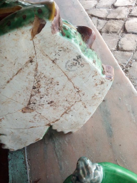 Coluna decorativa em porcelana  garras leão ( patas)