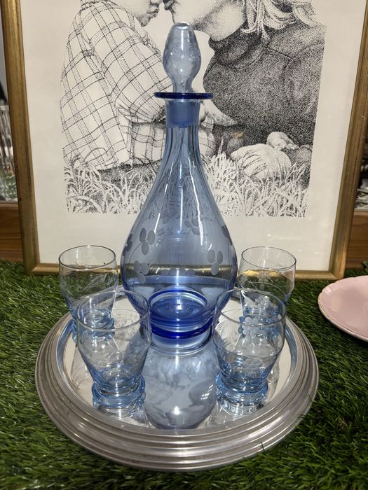 Garrafa antiga com 5 copos