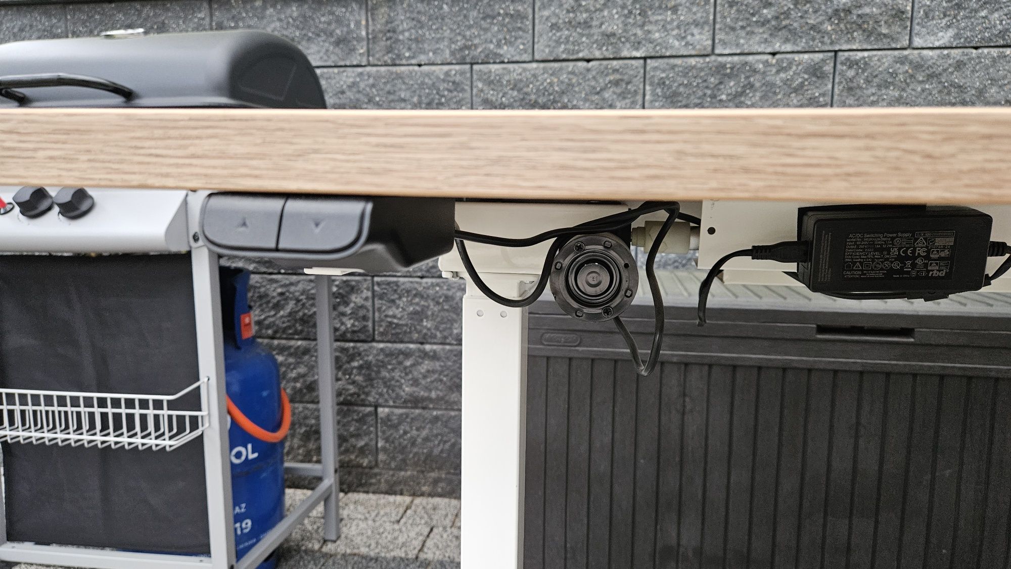 Biurko do pracy z domu podnoszone automatycznie