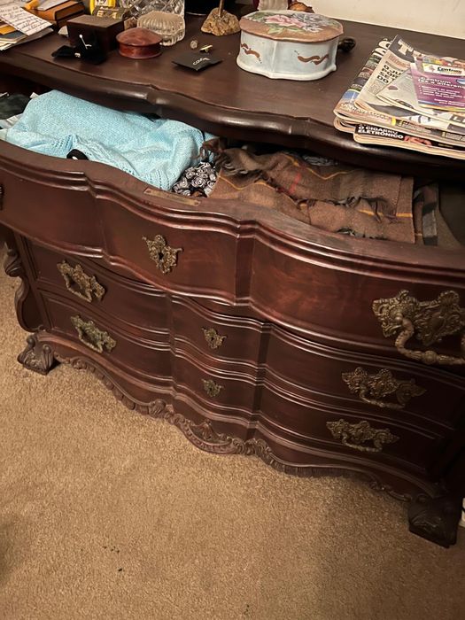 Cómoda clássica em madeira com ferragens decorativas