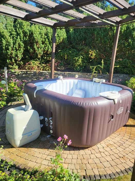 Jacuzzi ogrodowe pompowane