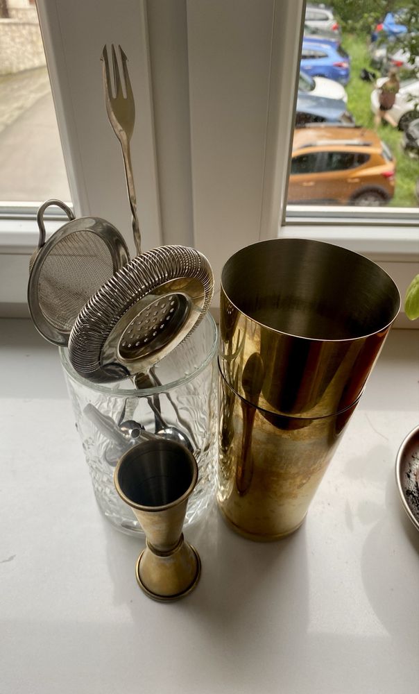 Zestaw barmański wysokiej jakości. Shaker, strainer, jigger, łyżka