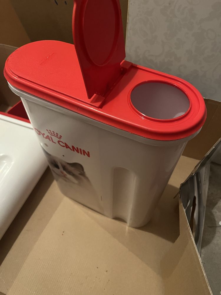 Pojemniki dla kota na karmę.