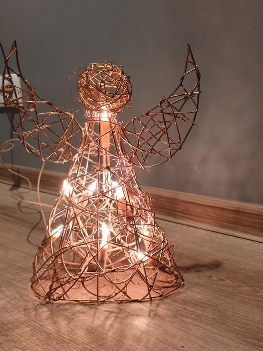 złoty świecący aniołek