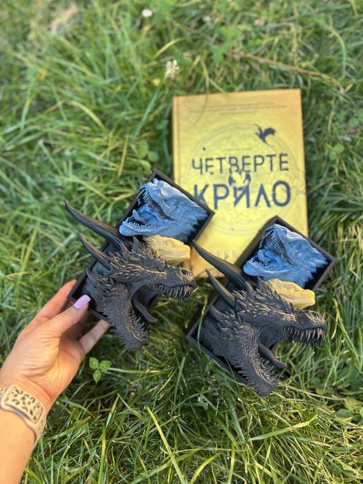 Підпора для книг «Четверте крило»