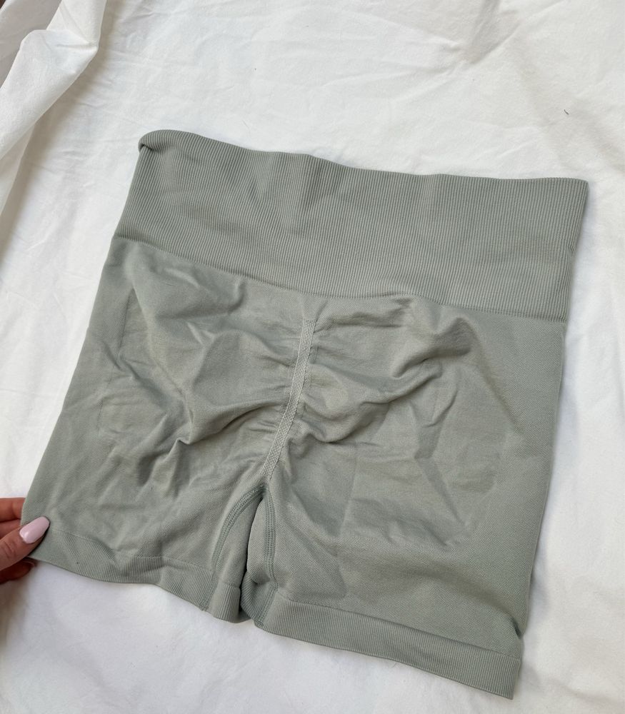 Krótkie elastyczne spodenki z efektem push up khaki na siłownię