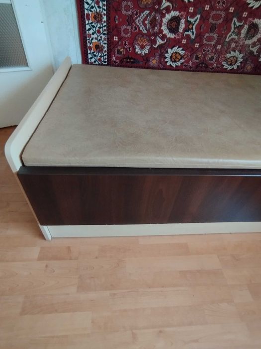 drewniane łóżko z materacem