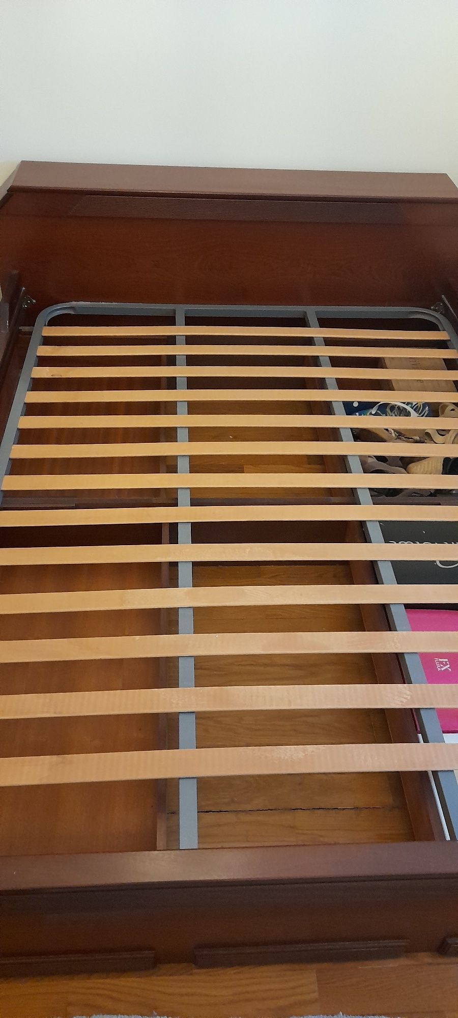 Cama de casal em mogno c/ estrado e duas mesas de cabeceira 1,40X190cm