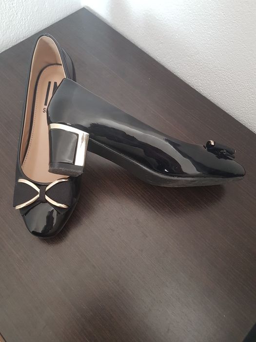 Par de sapatos de verniz