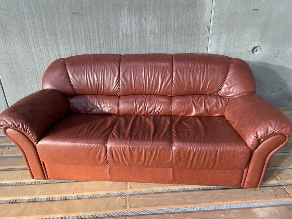 2 шкіряні дивани продам