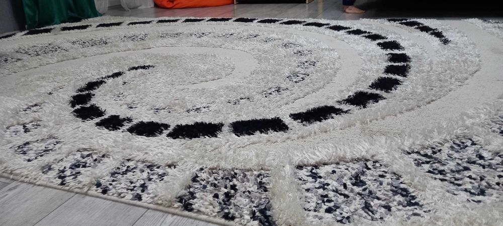 Килим кімнатний в хорошому стані.