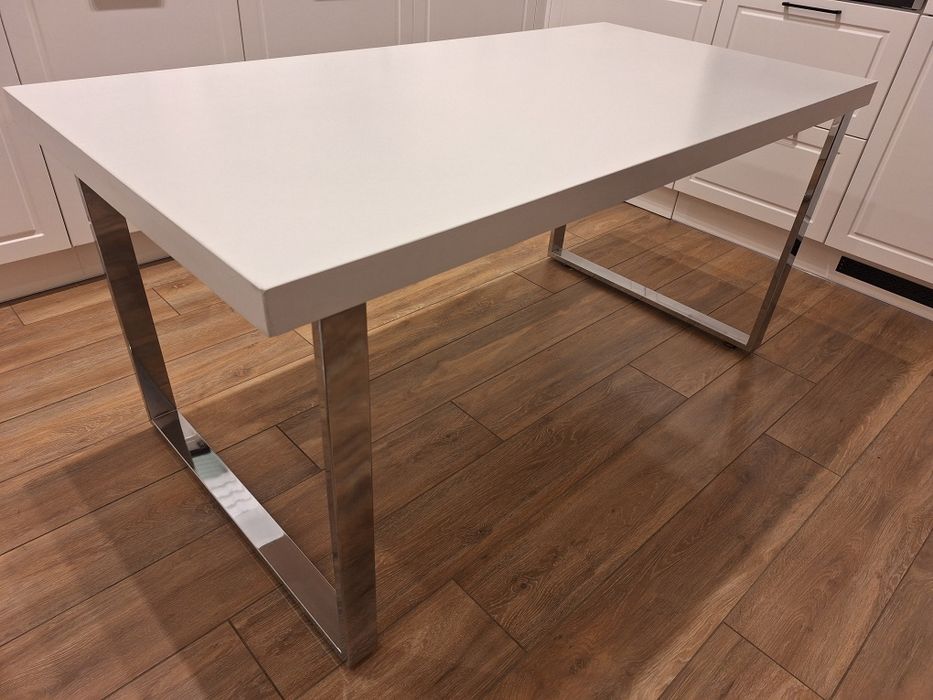 Biały stół z chromowanymi nogami