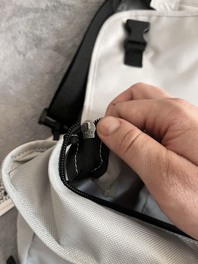 Сумка через плече світло-сірого кольору Eastpak.