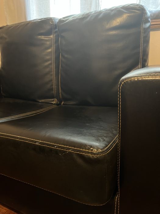 Conjunto de Sofas em couro preto em bom estado