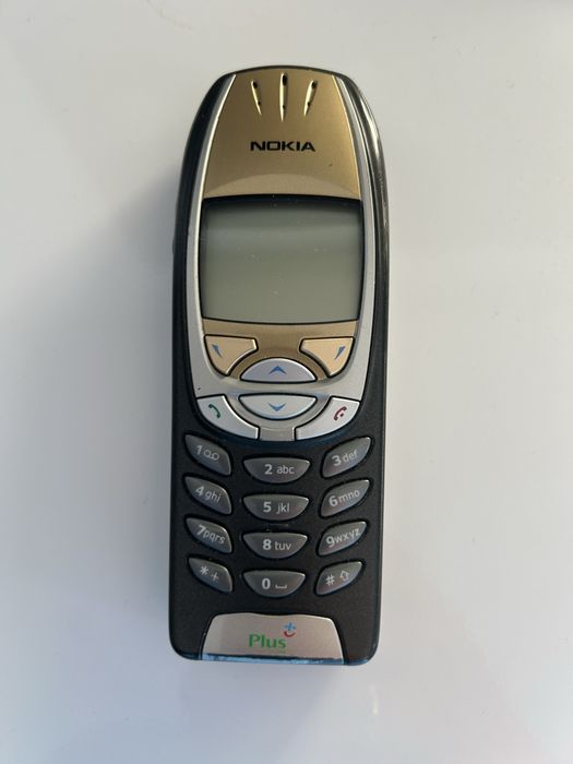 Telefon Nokia 6310i z ładowarką.