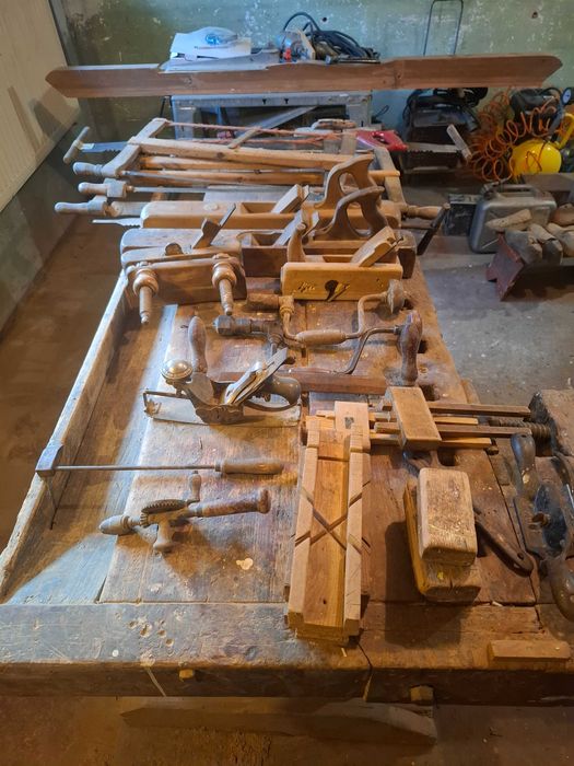 Zabytkowy stół stolarski z narzędziami