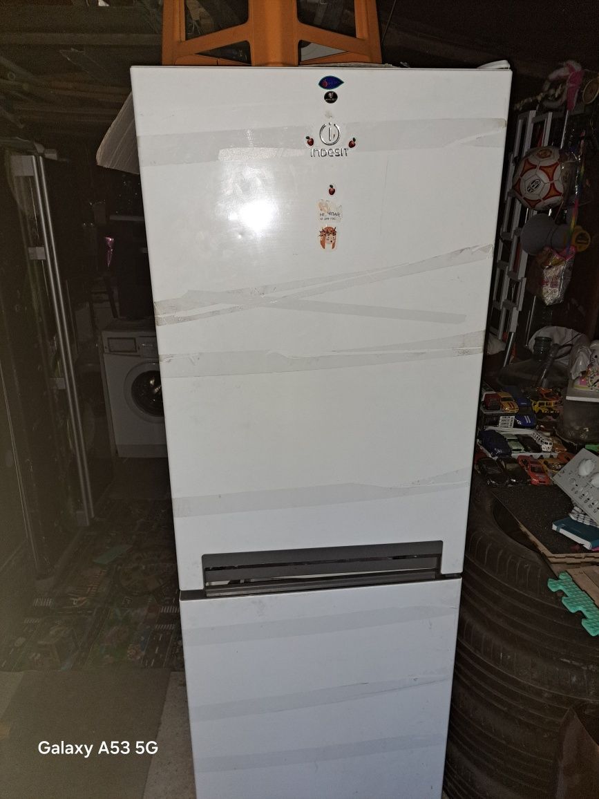 Продам холодильник indesit 1,80 см по высоте