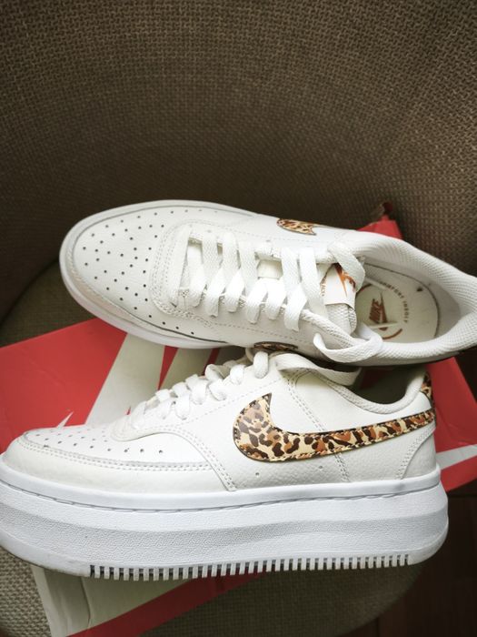 Кросiвки Nike court