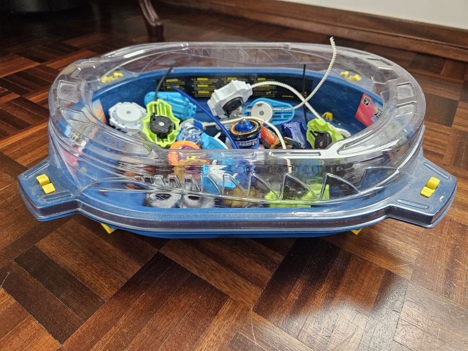 Arena e vários Beyblades