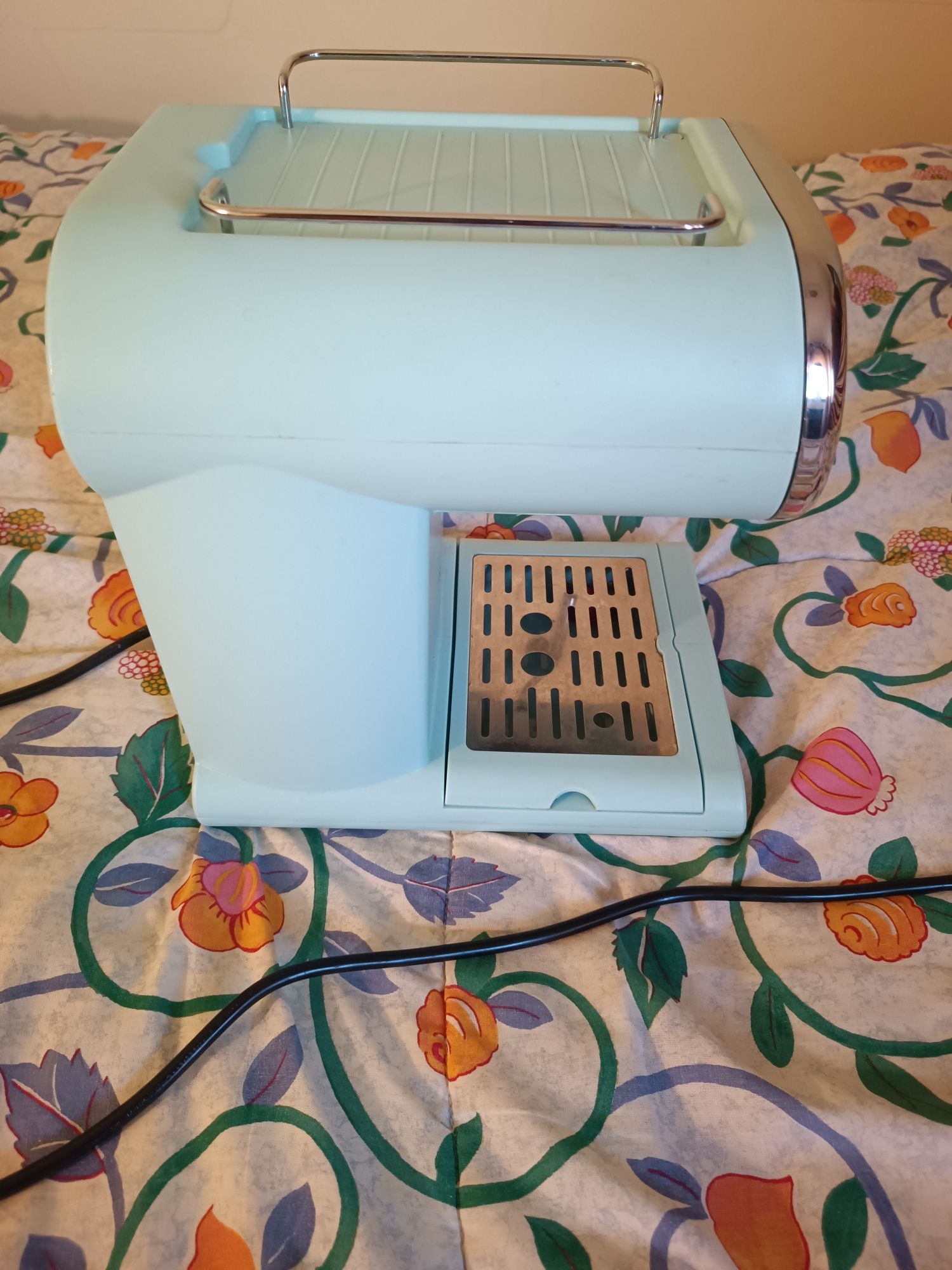 Máquina de café e panela de ferro fundido
