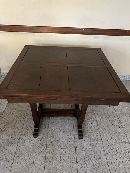 Vendo 2 mesas 2 mesinhas de cabeceira 4 cadeiras tudo em Madeira