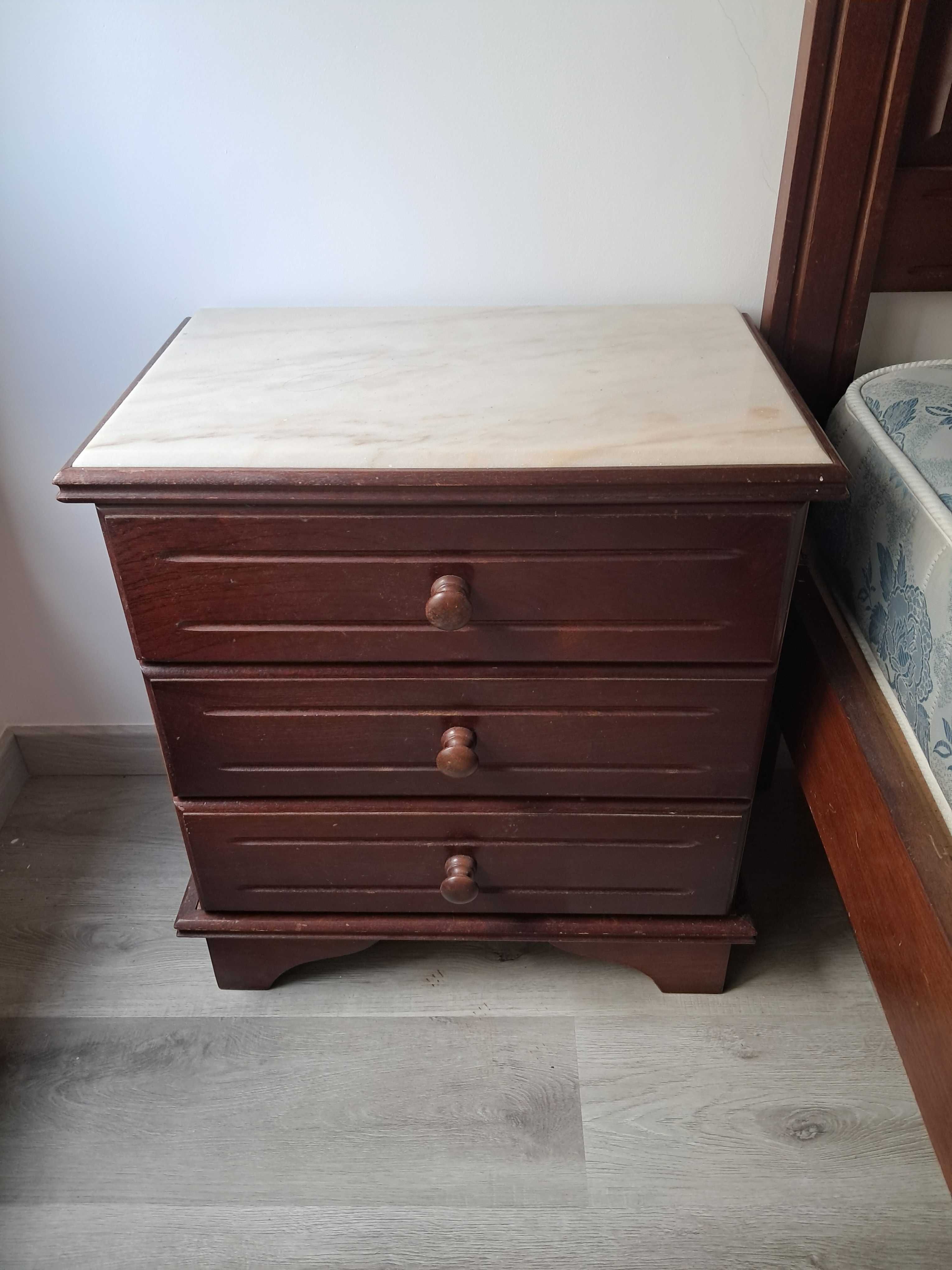 Mobília quarto: cama, cómoda, espelho, 2 mesas cabeceira