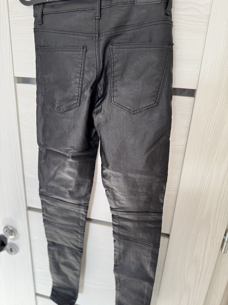 Czarne woskowane spodnie Bershka nowe dopasowane skinny wysoki stan S