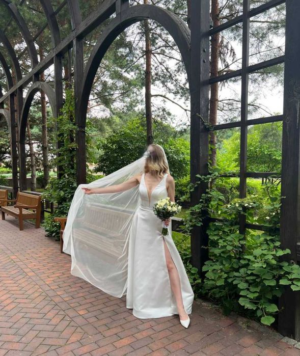 Весільна сукня з розрізом і шлейфом фата ВАРТІсТЬ ДОГОВІРНА ДОП ФОТО Є