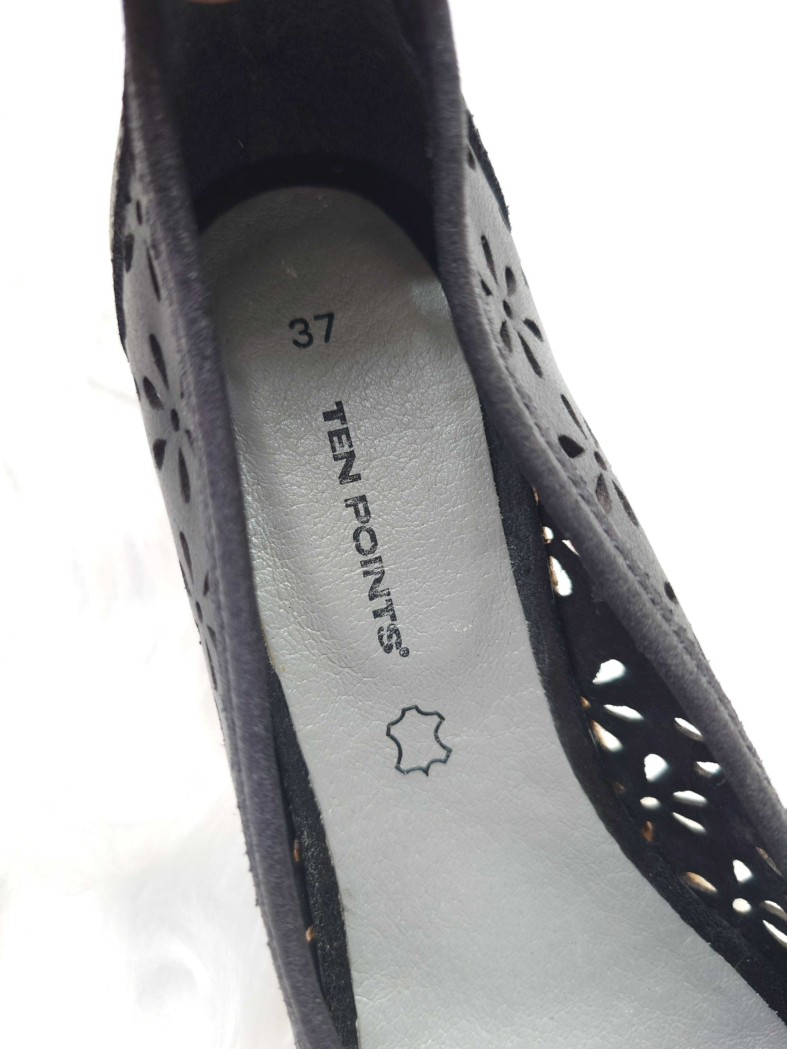 Czarne buty na koturnie z ażurowym wzorem Ten Points 37