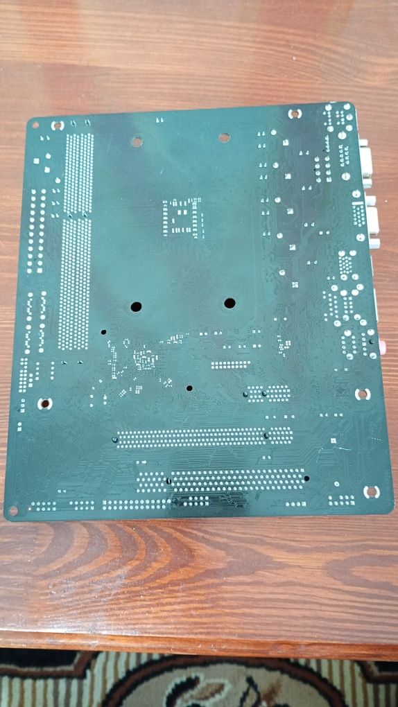 Материнка ASRock N68-GS4 FX