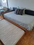 Cama dupla individual de madeira + estrado