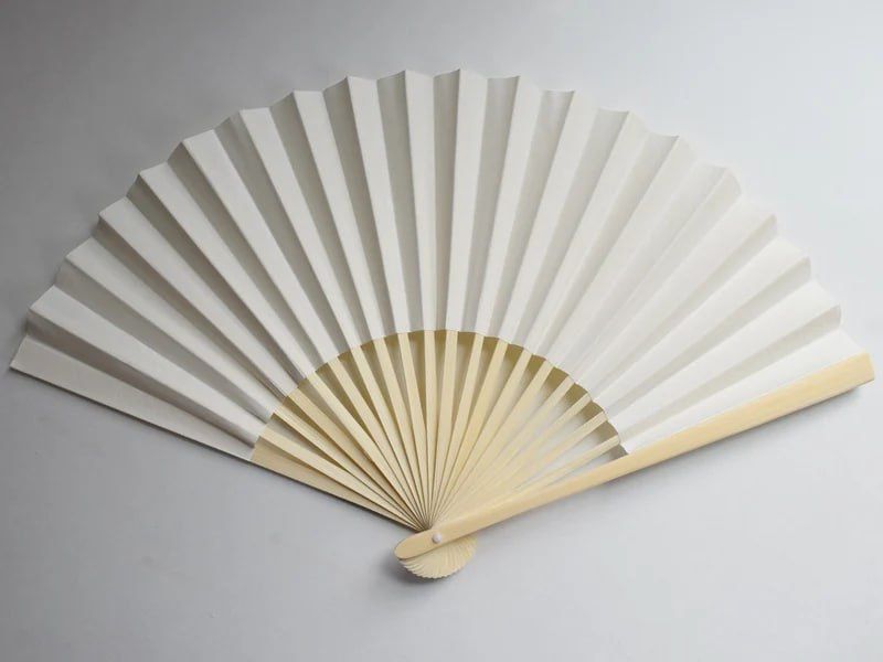 Ручной веер из бумаги и бамбука