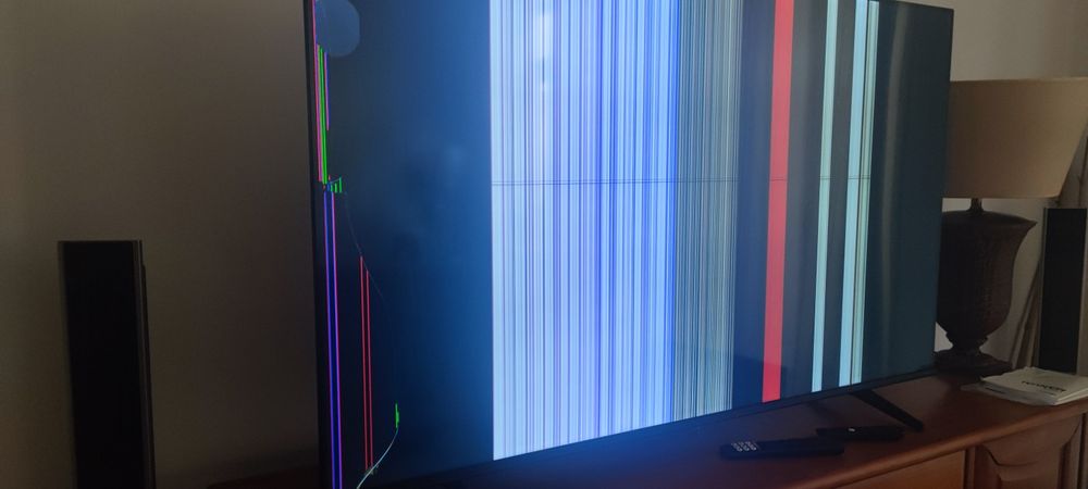 TV hisense 58"ecrã partido 1 dia a funcionar para peças.