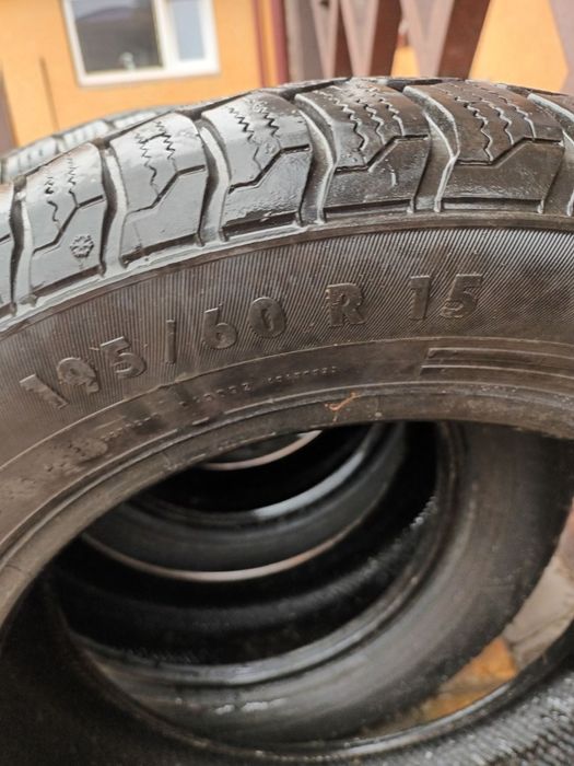 Продам зимову резину 195/60R15