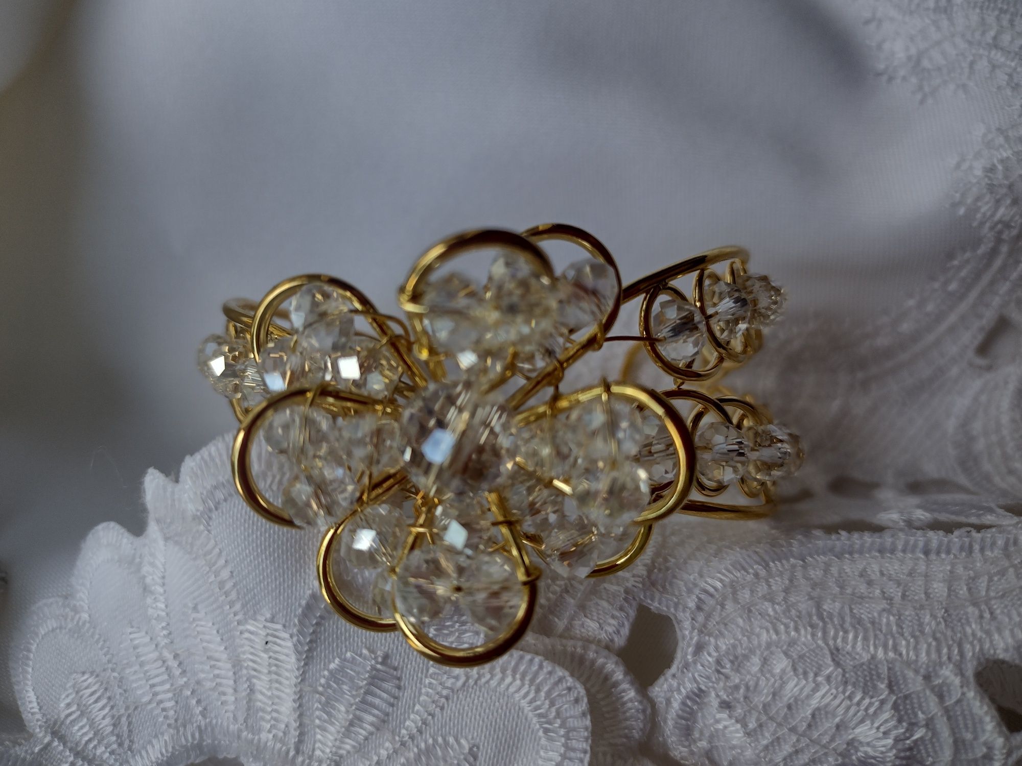 bransoletka damska kwiat z przezroczystych kryształków w złotym okuciu