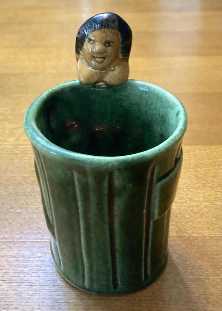 Caneca decorativa em faiança das Caldas