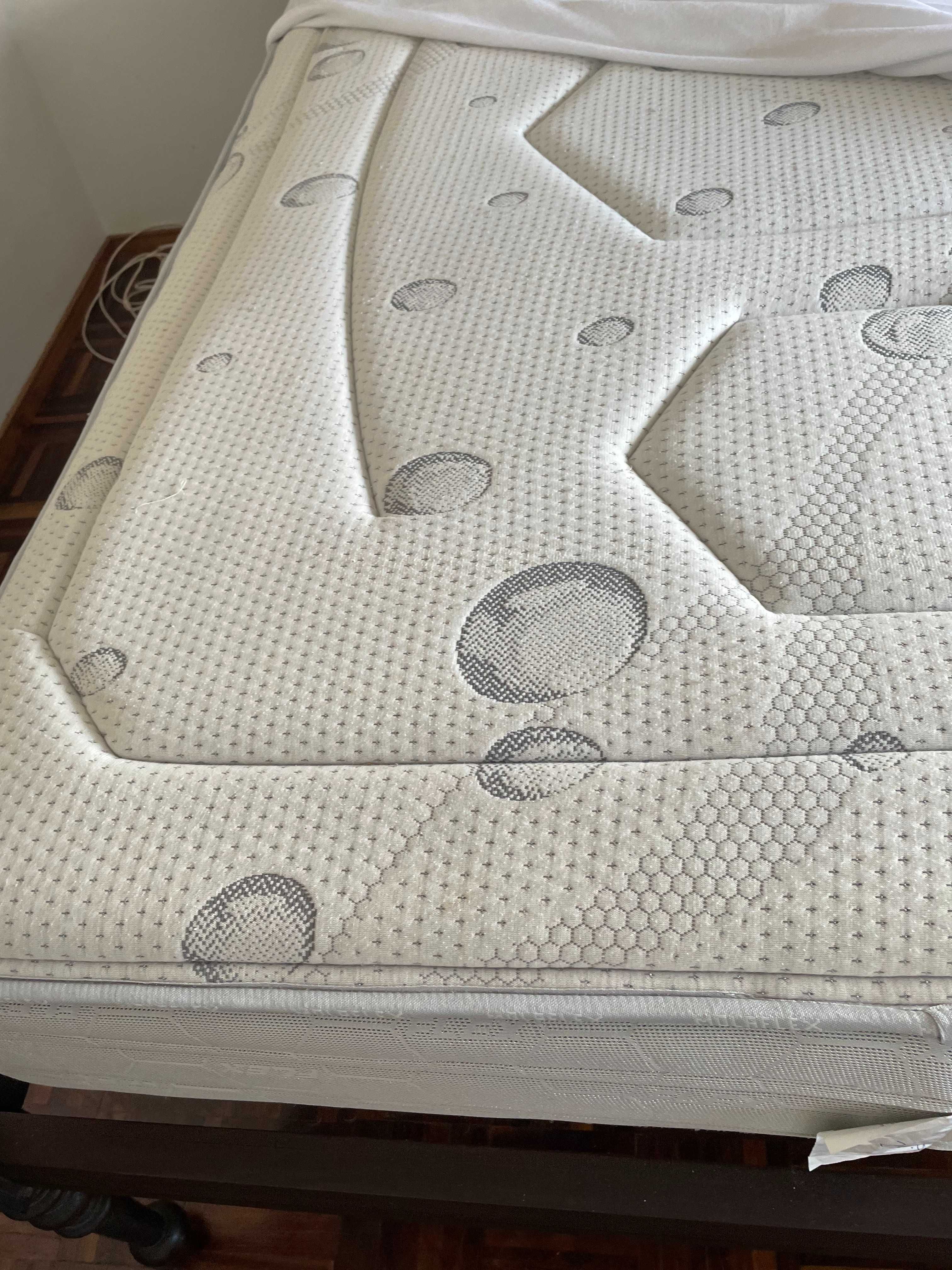 cama de casal em  madeira maciça torneada com colchão molaflex